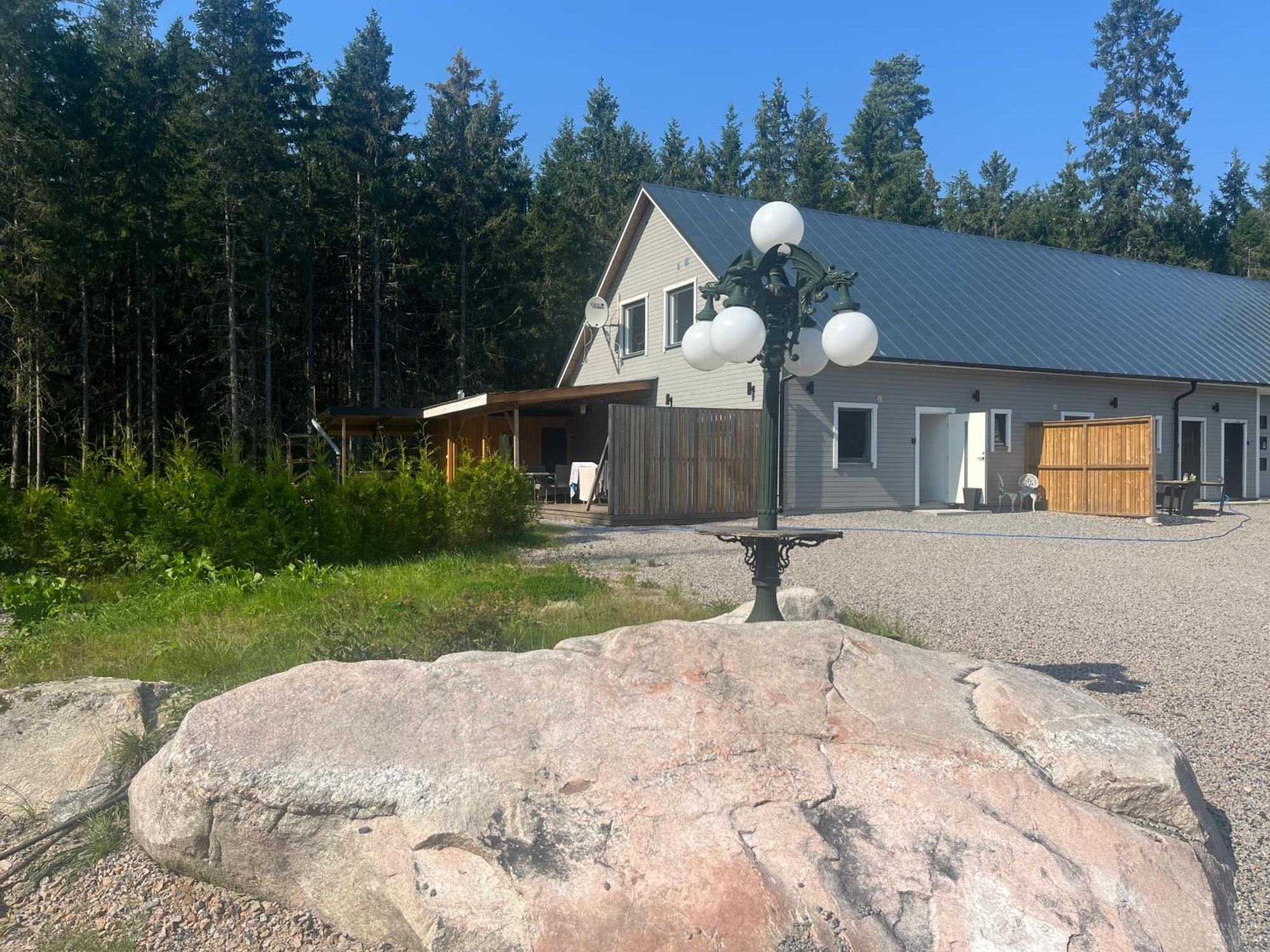 Gaeststuga 100M Fran Sjoen Vislanda Exterior foto